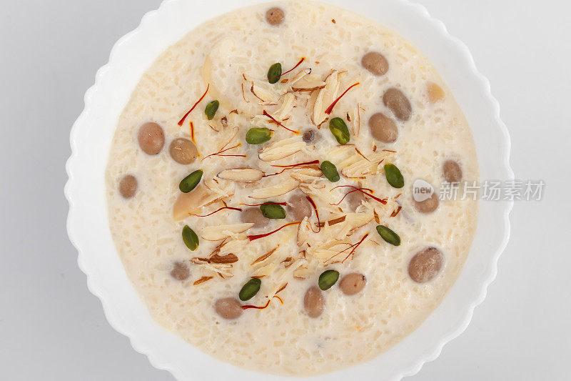 奶油米布丁也被称为Kheer, Payasam, Payesh, Khir或Ksheeram，从巴斯马蒂Chawal, dodh, Khoya, Malai和干果中准备。通常在寺庙里作为普伽的Prasadam提供